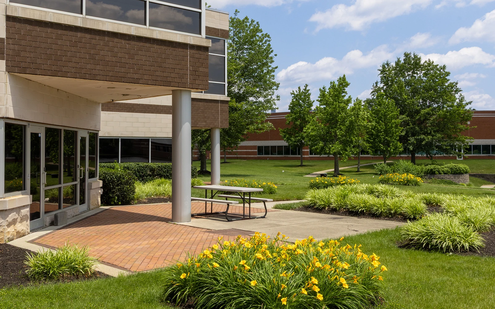 An outdoor seating area at the Cedar Brook corporate center in Cranbury NJ